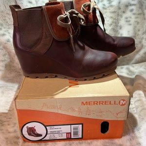 Merrell Women's Wedgetarain Boots, excellent like new condition in box.